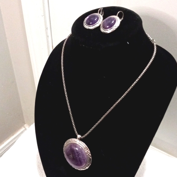 Silvertone Neckless & Pierced Earrings with Lilic Amethyst stones - Picture 2 of 9